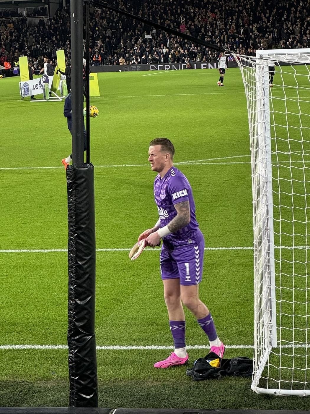 Everton-Torwart Jordan Pickford beim Aufwärmen in Craven Cottage