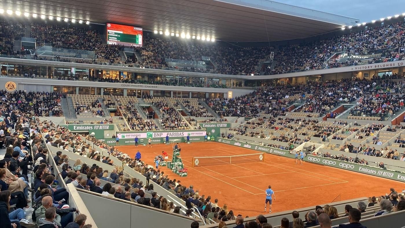 Court Philippe-Chatrier bei Nacht, French Open 2022