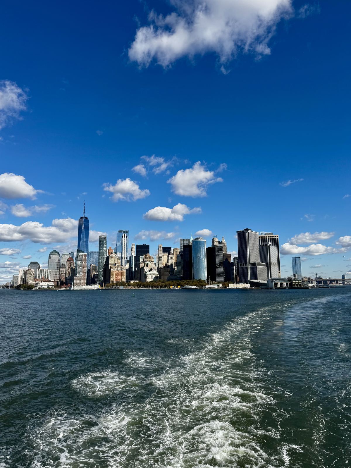 Skyline von Lower Manhattan von der Fähre aus