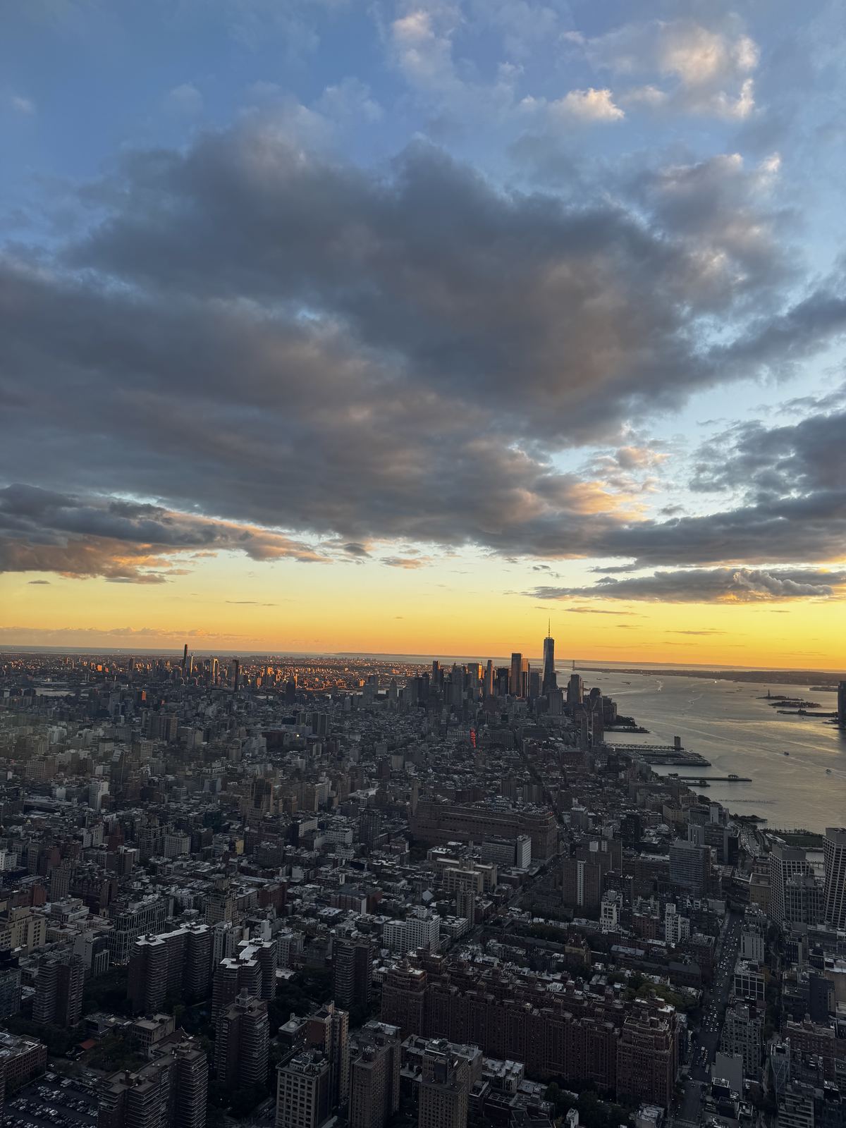 Sonnenuntergang über der Skyline von Manhattan