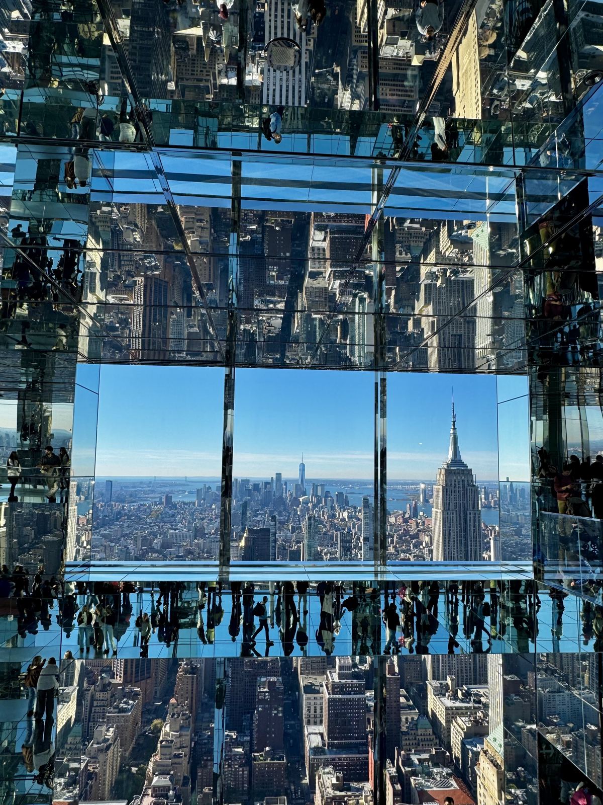 Verspiegelter Aussichtsraum im Summit One Vanderbilt mit Blick aufs Empire State Building