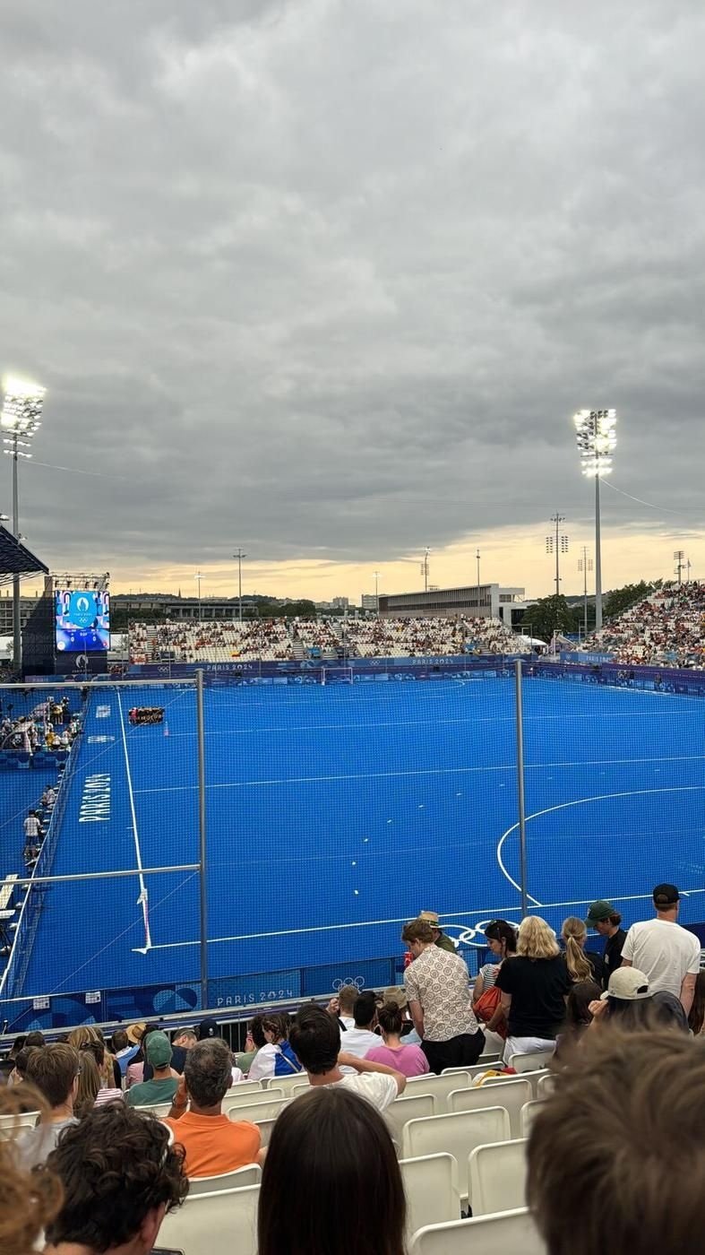 Hockeyfeld unter bewölktem Himmel bei den Olympischen Spielen