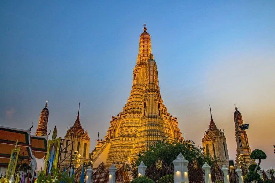 Wat Arun Tempel in Bangkok bei Sonnenuntergang