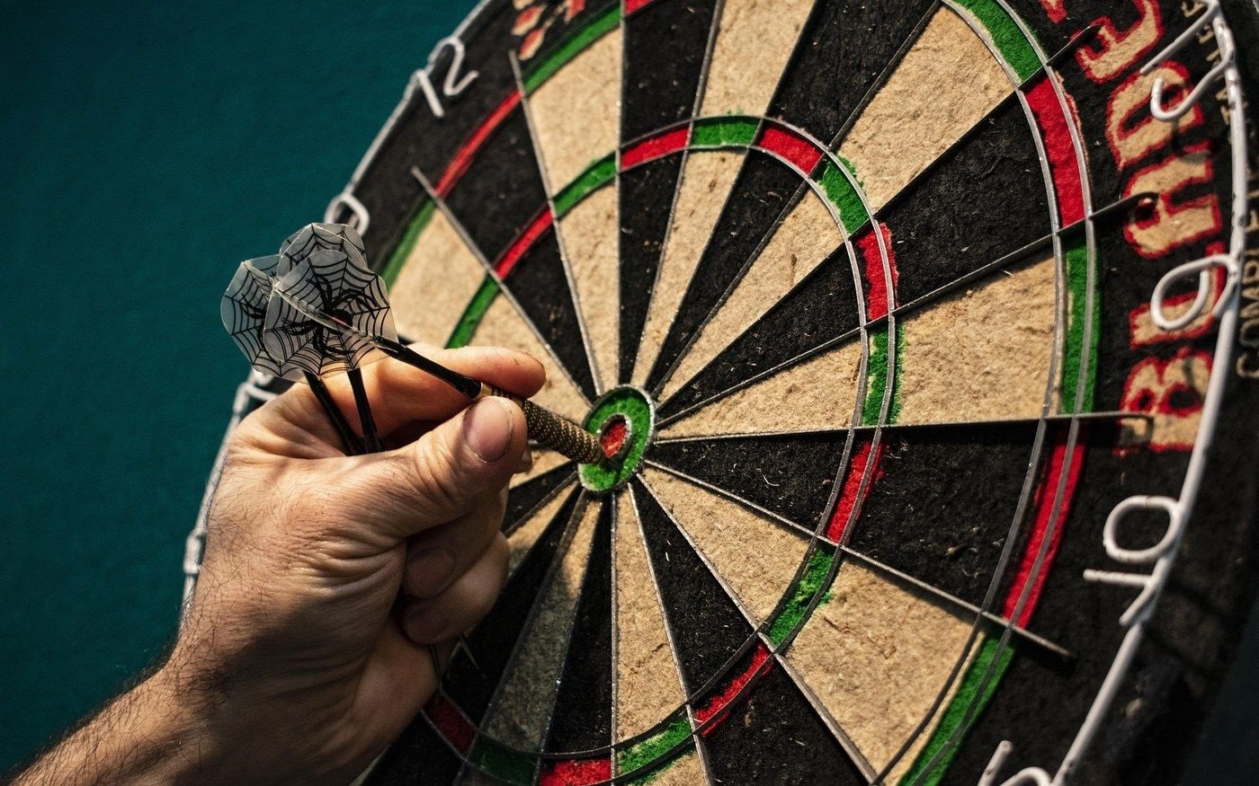Dartpfeil im Bullseye