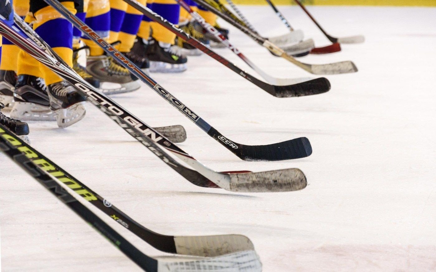 Eishockeyschläger auf dem Eis